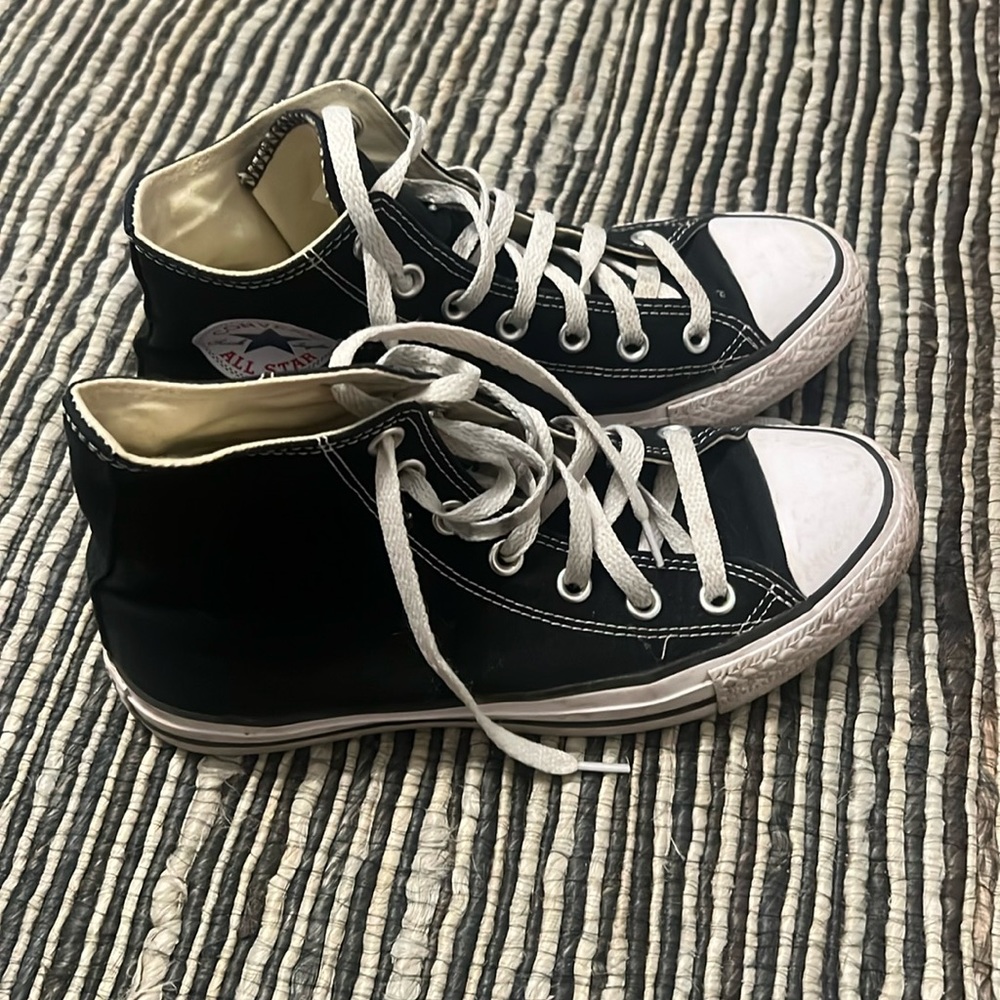 Black high top converse women’s size 7. Good condition